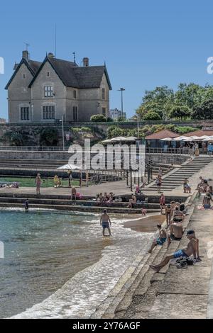 Alberto Romano ozeanischer Pool und Palacio dos Duques de Palmela Cascaes in portugiesischer Stadt Cascais im portugiesischen Stadtteil Lissabon, Portugal. Stockfoto