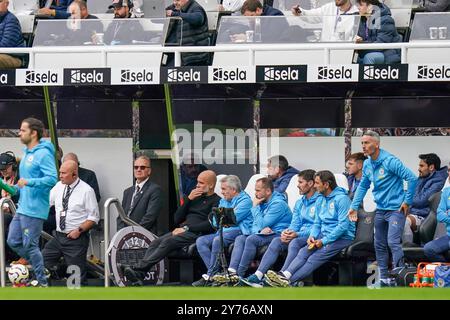 Manchester City Manager PEP Guardiola reagiert auf Manchester City Mittelfeldspieler Ilkay Gundogan (19) während des Spiels Newcastle United FC gegen Manchester City FC English Premier League in St. James' Park, Newcastle, England, Vereinigtes Königreich am 28. September 2024 Credit: Every Second Media/Alamy Live News Stockfoto