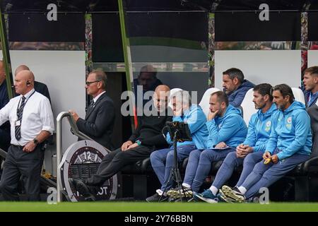 Manchester City Manager PEP Guardiola im Gespräch auf der Bank während des Spiels Newcastle United FC gegen Manchester City FC English Premier League in St. James' Park, Newcastle, England, Vereinigtes Königreich am 28. September 2024 Credit: Every Second Media/Alamy Live News Stockfoto