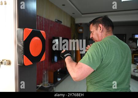 (240928) -- YINCHUAN, 28. September 2024 (Xinhua) -- dieses Foto vom 26. September 2024 zeigt Isidro Castaneda Silva, das in seinem Haus in Yinchuan, Nordwestchinas autonome Region Ningxia Hui, ausübt. Der kubanische Augenarzt Isidro Castaneda Silva kam 2023 nach Yinchuan. Seit er vor mehr als drei Jahrzehnten an einer medizinischen Hochschule in Santiago von Kuba mit einem Doktor abgeschlossen hat, hat Isidro reiche klinische Erfahrung in der Behandlung von häufigen Augenerkrankungen und Fundi-Erkrankungen gesammelt. Neben der Arbeit am AIEr Eye Hospital in Yinchuan bietet Isidro oft kostenlose Klinikdienste für die Einheimischen in vario an Stockfoto