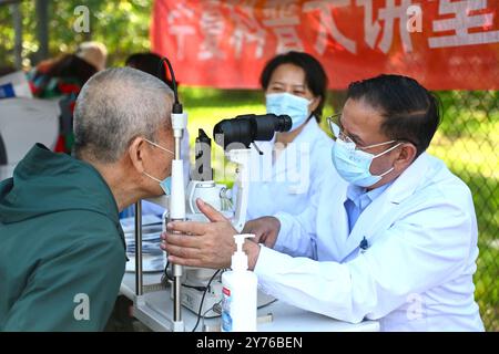 (240928) -- YINCHUAN, 28. September 2024 (Xinhua) -- dieses am 26. September 2024 aufgenommene Foto zeigt Isidro Castaneda Silva (1. R) die Ausrüstung während einer freien Kliniksitzung in der Gemeinde Jinghu in Yinchuan, Nordwestchinas autonome Region Ningxia Hui. Der kubanische Augenarzt Isidro Castaneda Silva kam 2023 nach Yinchuan. Seit er vor mehr als drei Jahrzehnten an einer medizinischen Hochschule in Santiago von Kuba mit einem Doktor abgeschlossen hat, hat Isidro reiche klinische Erfahrung in der Behandlung von häufigen Augenerkrankungen und Fundi-Erkrankungen gesammelt. Neben der Arbeit am AIEr Eye Hospital in Yinchuan, Isidro oft Stockfoto