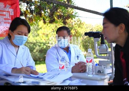 (240928) -- YINCHUAN, 28. September 2024 (Xinhua) -- dieses am 26. September 2024 aufgenommene Foto zeigt Isidro Castaneda Silva (C) während einer freien Klinik-Sitzung in der Gemeinde Jinghu in Yinchuan, Nordwestchinas autonomer Region Ningxia Hui, mit Kollegen in Verbindung zu treten. Der kubanische Augenarzt Isidro Castaneda Silva kam 2023 nach Yinchuan. Seit er vor mehr als drei Jahrzehnten an einer medizinischen Hochschule in Santiago von Kuba mit einem Doktor abgeschlossen hat, hat Isidro reiche klinische Erfahrung in der Behandlung von häufigen Augenerkrankungen und Fundi-Erkrankungen gesammelt. Neben der Arbeit am AIEr Eye Hospital in Yinchuan, Isidro Stockfoto