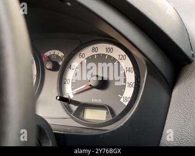 Tachometer und Kraftstoffanzeige in einem älteren Gebrauchtwageninnenraum, Detailnahmeseite, niemand. Stehendes Fahrzeug, Innendetails. Verkauf, Kauf von Gebrauchtwagen, Reparatur Stockfoto