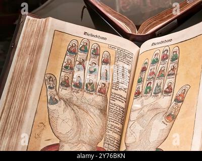 Alte antike mittelalterliche bunt beleuchtete Manuskript mit illustrierten Heiligen Genealogie, Hände detailliert alte spirituell katholische christliche Bücher und l Stockfoto