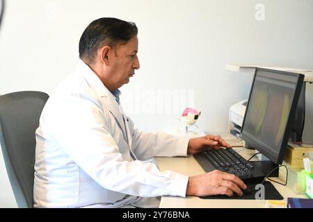 (240928) -- YINCHUAN, 28. September 2024 (Xinhua) -- dieses Foto vom 26. September 2024 zeigt Isidro Castaneda Silva, wie er den Fundus eines Patienten im AIEr Augenkrankenhaus in Yinchuan, Nordwestchinas autonomer Region Ningxia Hui, überprüft. Der kubanische Augenarzt Isidro Castaneda Silva kam 2023 nach Yinchuan. Seit er vor mehr als drei Jahrzehnten an einer medizinischen Hochschule in Santiago von Kuba mit einem Doktor abgeschlossen hat, hat Isidro reiche klinische Erfahrung in der Behandlung von häufigen Augenerkrankungen und Fundi-Erkrankungen gesammelt. Neben der Arbeit am AIEr Eye Hospital in Yinchuan bietet Isidro oft kostenlosen Klinikservice an Stockfoto