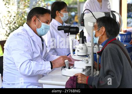 (240928) -- YINCHUAN, 28. September 2024 (Xinhua) -- dieses am 26. September 2024 aufgenommene Foto zeigt Isidro Castaneda Silva (1. L) während einer freien Kliniksitzung in der Gemeinde Yixiao in Yinchuan, Nordwestchinas autonomer Region Ningxia Hui, mit einem Patienten spricht. Der kubanische Augenarzt Isidro Castaneda Silva kam 2023 nach Yinchuan. Seit er vor mehr als drei Jahrzehnten an einer medizinischen Hochschule in Santiago von Kuba mit einem Doktor abgeschlossen hat, hat Isidro reiche klinische Erfahrung in der Behandlung von häufigen Augenerkrankungen und Fundi-Erkrankungen gesammelt. Neben der Arbeit am AIEr Eye Hospital in Yinchuan, Isidro oft Stockfoto