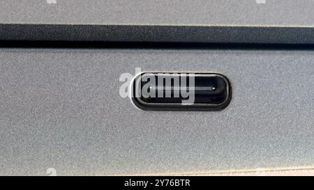 USB-C-Datenauflademonitor Ausgangsanschluss an der Seite eines modernen Laptops, Makroaufnahme, extreme Nahaufnahme, niemand, Vorderansicht. USB C Stockfoto