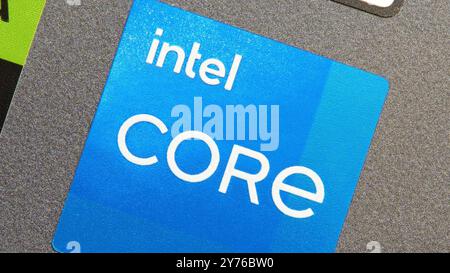 Aufkleber des Intel Core CPU-Herstellers auf einem modernen Notebook, Hardware des i5 i7 i9 Prozessors für Privatanwender, blaues Etikett Extreme Closeup Makro, niemand Intel l Stockfoto