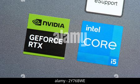 Aufkleber von NVIDIA GeForce RTX GPU und Intel Core CPU-Herstellern auf einem Laptop, Makroaufnahme. Grafikkarte und Prozessor in einem Consu Stockfoto