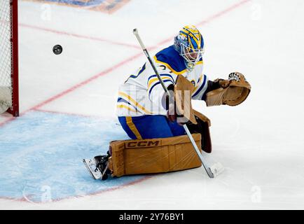 München, Deutschland. September 2024. Devon Levi (Torwart/Goalie, Buffalo Sabres, #27) beim Warmup. GER, EHC Red Bull Muenchen gegen Buffalo Sabres, Eishockey, Testspiel, Preseason, Grand Opening SAP Garden, 27.09.2024. Foto: Eibner-Pressefoto/Heike feiner Credit: dpa/Alamy Live News Stockfoto