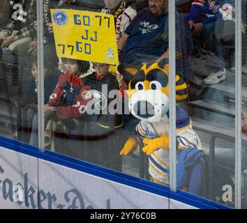 München, Deutschland. September 2024. Junge Fans von JJ Peterka (Buffalo Sabres, #77), nicht im Bild, mit einem Transparten go 77 GO, daneben Sabretooth, das Maskottchen der Buffalo Sabres. GER, EHC Red Bull Muenchen gegen Buffalo Sabres, Eishockey, Testspiel, Preseason, Grand Opening SAP Garden, 27.09.2024. Foto: Eibner-Pressefoto/Heike feiner Credit: dpa/Alamy Live News Stockfoto