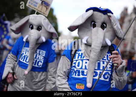 Die Menschen nehmen an einem National Rejoon Marsch im Zentrum von London Teil. Der Protest unterstützt den Wiedereintritt Großbritanniens in die Europäische Union. Bilddatum: Samstag, 28. September 2024. Stockfoto