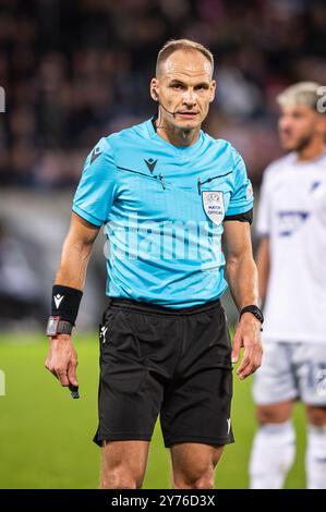 Herning, Dänemark. September 2024. Schiedsrichter Nenad Minakovic war beim Spiel der UEFA Europa League zwischen dem FC Midtjylland und TSG Hoffenheim in der MCH Arena in Herning zu sehen. Stockfoto