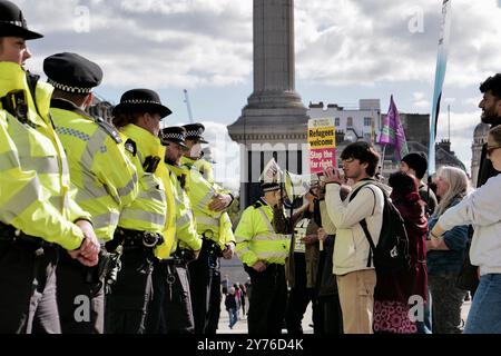 London, Großbritannien. 28. SEP, 2024die Anti-Rassismus-Demonstration am Trafalgar Square wurde mit einem kleinen Gegenprotest getroffen. London/UK Aubrey Fagon/Alamy Live News Stockfoto