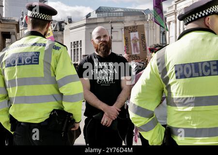 London, Großbritannien. 28. SEP, 2024die Anti-Rassismus-Demonstration am Trafalgar Square wurde mit einem kleinen Gegenprotest getroffen. London/UK Aubrey Fagon/Alamy Live News Stockfoto