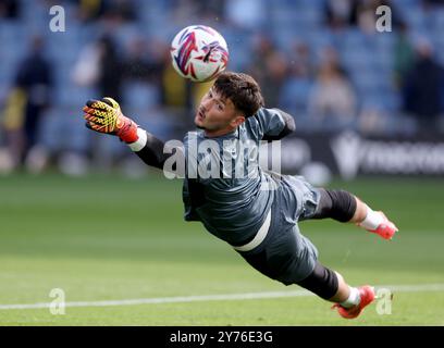 Burnley Torhüter James Trafford wärmt sich vor dem Spiel der Sky Bet Championship im Kassam Stadium in Oxford auf. Bilddatum: Samstag, 28. September 2024. Stockfoto