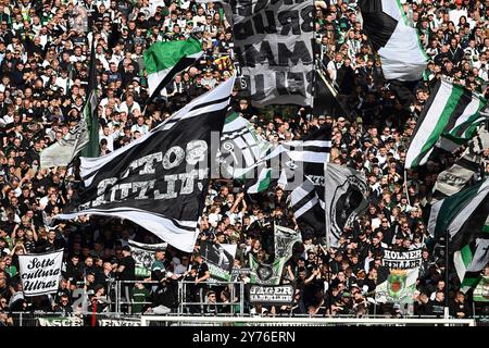 28. September 2024, Nordrhein-Westfalen, Mönchengladbach: Fußball: Bundesliga, Borussia Mönchengladbach – 1. FC Union Berlin, Spieltag 5, im Stadion im Borussia-Park winken Mönchengladbachs Fans ihre Fahnen. Foto: Federico Gambarini/dpa - WICHTIGER HINWEIS: Gemäß den Vorschriften der DFL Deutschen Fußball-Liga und des DFB Deutschen Fußball-Bundes ist es verboten, im Stadion und/oder im Spiel aufgenommene Fotografien in Form von sequenziellen Bildern und/oder videoähnlichen Fotoserien zu verwenden oder zu verwenden. Stockfoto