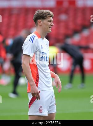 The City Ground, Nottingham, Großbritannien. September 2024. Premier League Football, Nottingham Forest gegen Fulham; Ryan Yates aus Nottingham Forest während des warm-up-Vorspiels Credit: Action Plus Sports/Alamy Live News Stockfoto