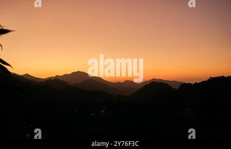 Blick auf die Landschaft bei Sonnenuntergang von Minca, Sierra nevada Mountains Stockfoto