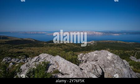 Blick über die kroatische Adriaküste bis zur Insel Krk. Stockfoto