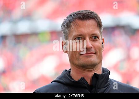 Freiburg, Deutschland. September 2024. Trainer Alexander Blessin (FC St. Pauli) beim Spiel der 1. FBL: 24-25:1. FBL: 24-25:5. Sptg. SC Freiburg - FC St. Pauli DFL-VORSCHRIFTEN VERBIETEN DIE VERWENDUNG VON FOTOGRAFIEN ALS BILDSEQUENZEN UND/ODER QUASI-VIDEONann Credit: dpa/Alamy Live News Stockfoto