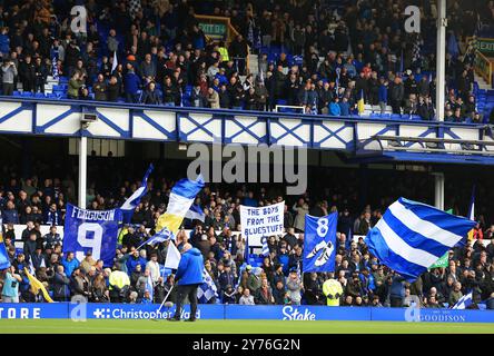 Goodison Park, Liverpool, Großbritannien. September 2024. Premier League Football, Everton versus Crystal Palace; Everton Fans auf dem Stand der Bullens Road zeigen vor dem Auftakt Banner. Credit: Action Plus Sports/Alamy Live News Stockfoto