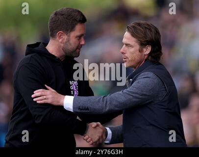 Burnley-Manager Scott Parker (rechts) und Oxford United Manger des Buckingham (links) schütteln sich die Hände, bevor sie während des Sky Bet Championship Matches im Kassam Stadium in Oxford starten. Bilddatum: Samstag, 28. September 2024. Stockfoto