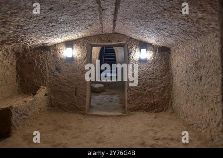 Italien, Cerveteri, 07.09.2024 die Banditaccia-Nekropole befindet sich in der Region Latium, dem etruskischen Caere, und ist als archäologischer Park zu besichtigen. Der Friedhof besteht aus Tausenden von teilweise monumentalen Grabanlagen, die wie eine Stadt angeordnet sind und vom neunten bis zum zweiten vorchristlichen Jahrhundert datieren. Foto: Grabkammer des Grabhügels, Maroi Tumulus, die Banditaccia-Nekropole *** Italien, Cerveteri, 07 09 2024 die Nekropolis Banditaccia befindet sich in der Region Latium, der etruskischen Caere, und kann als archäologischer Park der Friedhof Consis besichtigt werden Stockfoto