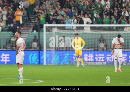 Peking, China. September 2024. Serginho (L) von Changchun Yatai reagiert während des 27. Rundenspiels zwischen Peking Guoan und Changchun Yatai in der Chinesischen Super League (CSL) 2024 in Peking, Hauptstadt von China, 28. September 2024. Quelle: Ju Huanzong/Xinhua/Alamy Live News Stockfoto