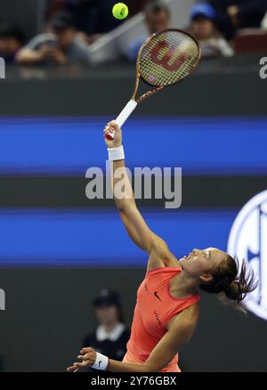 Peking, China. September 2024. Zheng Qinwen dient den Ball während des Zweitrundenspiels der Frauen zwischen Zheng Qinwen aus China und Kamilla Rakhimova aus Russland beim Tennis-Turnier der China Open 2024 in Peking, Hauptstadt von China, am 28. September 2024. Quelle: Zhang Chenlin/Xinhua/Alamy Live News Stockfoto