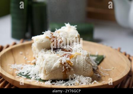 Reis Mehl gedämpfter Kuchen in Bambus oder lokal bekannt als Putu Bambu. Stockfoto