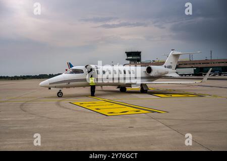 Kleine zweimotorige Düsenflugzeuge auf dem Parkplatz des Flughafens ​​Bologna Stockfoto