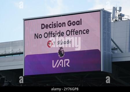 London, Großbritannien. September 2024. VAR Goal Decision während des Brentford FC gegen West Ham United FC im Gtech Community Stadium, London, England, Vereinigtes Königreich am 28. September 2024 Credit: Every Second Media/Alamy Live News Stockfoto