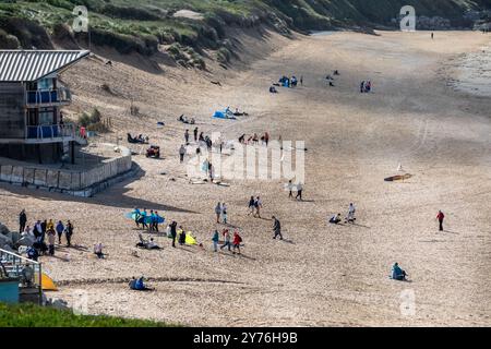 Newquay, Cornwall, 28. September 2024, die Menschen genossen das sonnige Wetter mit herrlich warmen 14C am Fistral Beach in Cornwall. Die Leute waren schwimmen, spazieren gehen, surfen und machten das Beste aus der Sonne. Der Strand ist berühmt, da Menschen aus dem ganzen Land reisen, um die berühmte Surf zu reiten. Es gab einen Longboard-Wettbewerb zusammen mit Rettungstraining. Quelle: Keith Larby/Alamy Live News Stockfoto