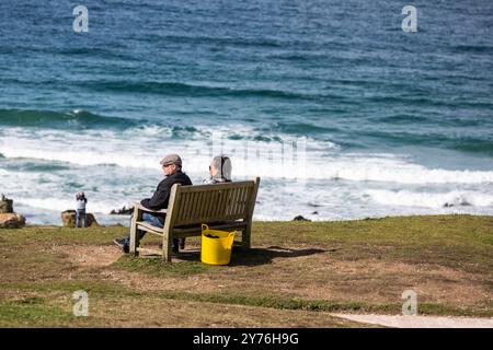 Newquay, Cornwall, 28. September 2024, die Menschen genossen das sonnige Wetter mit herrlich warmen 14C am Fistral Beach in Cornwall. Die Leute waren schwimmen, spazieren gehen, surfen und machten das Beste aus der Sonne. Der Strand ist berühmt, da Menschen aus dem ganzen Land reisen, um die berühmte Surf zu reiten. Es gab einen Longboard-Wettbewerb zusammen mit Rettungstraining. Quelle: Keith Larby/Alamy Live News Stockfoto