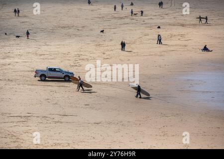 Newquay, Cornwall, 28. September 2024, die Menschen genossen das sonnige Wetter mit herrlich warmen 14C am Fistral Beach in Cornwall. Die Leute waren schwimmen, spazieren gehen, surfen und machten das Beste aus der Sonne. Der Strand ist berühmt, da Menschen aus dem ganzen Land reisen, um die berühmte Surf zu reiten. Es gab einen Longboard-Wettbewerb zusammen mit Rettungstraining. Quelle: Keith Larby/Alamy Live News Stockfoto