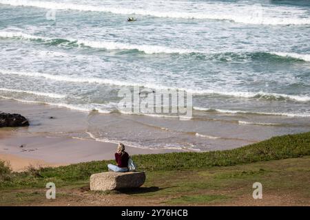 Newquay, Cornwall, 28. September 2024, die Menschen genossen das sonnige Wetter mit herrlich warmen 14C am Fistral Beach in Cornwall. Die Leute waren schwimmen, spazieren gehen, surfen und machten das Beste aus der Sonne. Der Strand ist berühmt, da Menschen aus dem ganzen Land reisen, um die berühmte Surf zu reiten. Es gab einen Longboard-Wettbewerb zusammen mit Rettungstraining. Quelle: Keith Larby/Alamy Live News Stockfoto