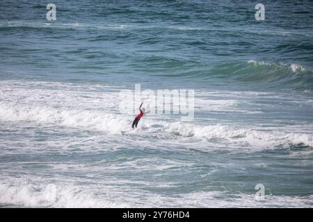 Newquay, Cornwall, 28. September 2024, die Menschen genossen das sonnige Wetter mit herrlich warmen 14C am Fistral Beach in Cornwall. Die Leute waren schwimmen, spazieren gehen, surfen und machten das Beste aus der Sonne. Der Strand ist berühmt, da Menschen aus dem ganzen Land reisen, um die berühmte Surf zu reiten. Es gab einen Longboard-Wettbewerb zusammen mit Rettungstraining. Quelle: Keith Larby/Alamy Live News Stockfoto