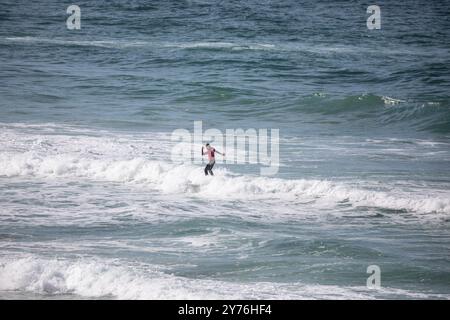 Newquay, Cornwall, 28. September 2024, die Menschen genossen das sonnige Wetter mit herrlich warmen 14C am Fistral Beach in Cornwall. Die Leute waren schwimmen, spazieren gehen, surfen und machten das Beste aus der Sonne. Der Strand ist berühmt, da Menschen aus dem ganzen Land reisen, um die berühmte Surf zu reiten. Es gab einen Longboard-Wettbewerb zusammen mit Rettungstraining. Quelle: Keith Larby/Alamy Live News Stockfoto