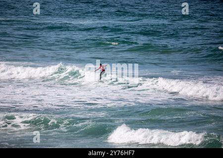 Newquay, Cornwall, 28. September 2024, die Menschen genossen das sonnige Wetter mit herrlich warmen 14C am Fistral Beach in Cornwall. Die Leute waren schwimmen, spazieren gehen, surfen und machten das Beste aus der Sonne. Der Strand ist berühmt, da Menschen aus dem ganzen Land reisen, um die berühmte Surf zu reiten. Es gab einen Longboard-Wettbewerb zusammen mit Rettungstraining. Quelle: Keith Larby/Alamy Live News Stockfoto