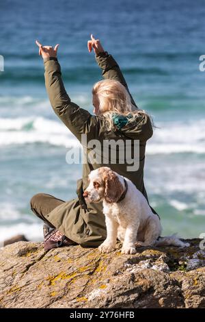 Newquay, Cornwall, 28. September 2024, die Menschen genossen das sonnige Wetter mit herrlich warmen 14C am Fistral Beach in Cornwall. Die Leute waren schwimmen, spazieren gehen, surfen und machten das Beste aus der Sonne. Der Strand ist berühmt, da Menschen aus dem ganzen Land reisen, um die berühmte Surf zu reiten. Es gab einen Longboard-Wettbewerb zusammen mit Rettungstraining. Quelle: Keith Larby/Alamy Live News Stockfoto