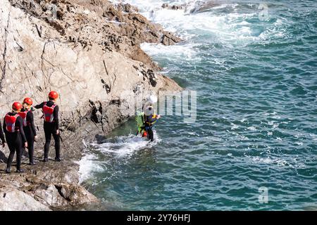 Newquay, Cornwall, 28. September 2024, die Menschen genossen das sonnige Wetter mit herrlich warmen 14C am Fistral Beach in Cornwall. Die Leute waren schwimmen, spazieren gehen, surfen und machten das Beste aus der Sonne. Der Strand ist berühmt, da Menschen aus dem ganzen Land reisen, um die berühmte Surf zu reiten. Es gab einen Longboard-Wettbewerb zusammen mit Rettungstraining. Quelle: Keith Larby/Alamy Live News Stockfoto