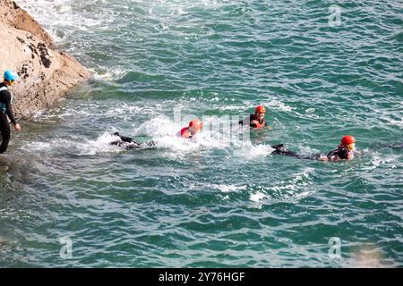 Newquay, Cornwall, 28. September 2024, die Menschen genossen das sonnige Wetter mit herrlich warmen 14C am Fistral Beach in Cornwall. Die Leute waren schwimmen, spazieren gehen, surfen und machten das Beste aus der Sonne. Der Strand ist berühmt, da Menschen aus dem ganzen Land reisen, um die berühmte Surf zu reiten. Es gab einen Longboard-Wettbewerb zusammen mit Rettungstraining. Quelle: Keith Larby/Alamy Live News Stockfoto