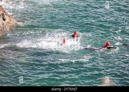 Newquay, Cornwall, 28. September 2024, die Menschen genossen das sonnige Wetter mit herrlich warmen 14C am Fistral Beach in Cornwall. Die Leute waren schwimmen, spazieren gehen, surfen und machten das Beste aus der Sonne. Der Strand ist berühmt, da Menschen aus dem ganzen Land reisen, um die berühmte Surf zu reiten. Es gab einen Longboard-Wettbewerb zusammen mit Rettungstraining. Quelle: Keith Larby/Alamy Live News Stockfoto