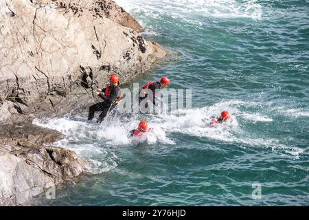 Newquay, Cornwall, 28. September 2024, die Menschen genossen das sonnige Wetter mit herrlich warmen 14C am Fistral Beach in Cornwall. Die Leute waren schwimmen, spazieren gehen, surfen und machten das Beste aus der Sonne. Der Strand ist berühmt, da Menschen aus dem ganzen Land reisen, um die berühmte Surf zu reiten. Es gab einen Longboard-Wettbewerb zusammen mit Rettungstraining. Quelle: Keith Larby/Alamy Live News Stockfoto