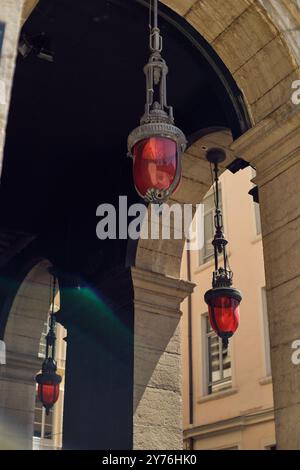 Rote Lampen hängen von der Decke im Stadtzentrum von Lyon, Frankreich Stockfoto