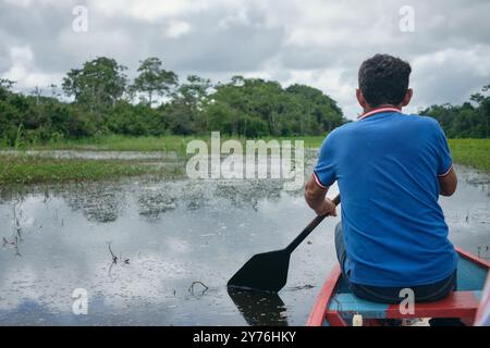 Angeln für Erwachsene auf traditionellem Holzkanu, Amazonas Naturschutzgebiet Stockfoto