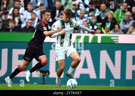 28. September 2024, Nordrhein-Westfalen, Mönchengladbach: Fußball: Bundesliga, Borussia Mönchengladbach – 1. FC Union Berlin, Spieltag 5, im Stadion Borussia-Park kämpfen Mönchengladbachs Luca Netz (r) und Berlins Janik Haberer um den Ball. Foto: Federico Gambarini/dpa - WICHTIGER HINWEIS: Gemäß den Vorschriften der DFL Deutschen Fußball-Liga und des DFB Deutschen Fußball-Bundes ist es verboten, im Stadion und/oder im Spiel aufgenommene Fotografien in Form von sequenziellen Bildern und/oder videoähnlichen Fotoserien zu verwenden oder zu verwenden. Stockfoto