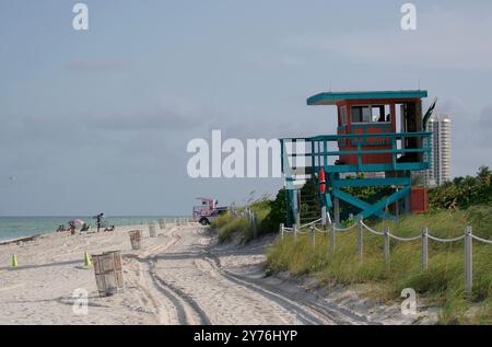 MIAMI, FLORIDA, USA-27. AUGUST 2009: Unbekannte genießen den Strand an der Rettungshütte an einem heißen Sommertag Stockfoto