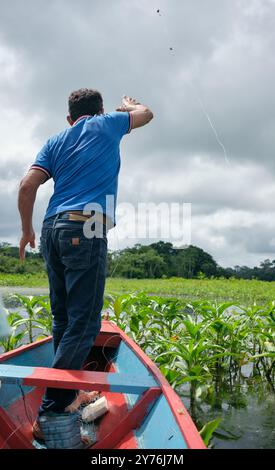 Angeln für Erwachsene auf traditionellem Holzkanu, Amazonas Naturschutzgebiet Stockfoto